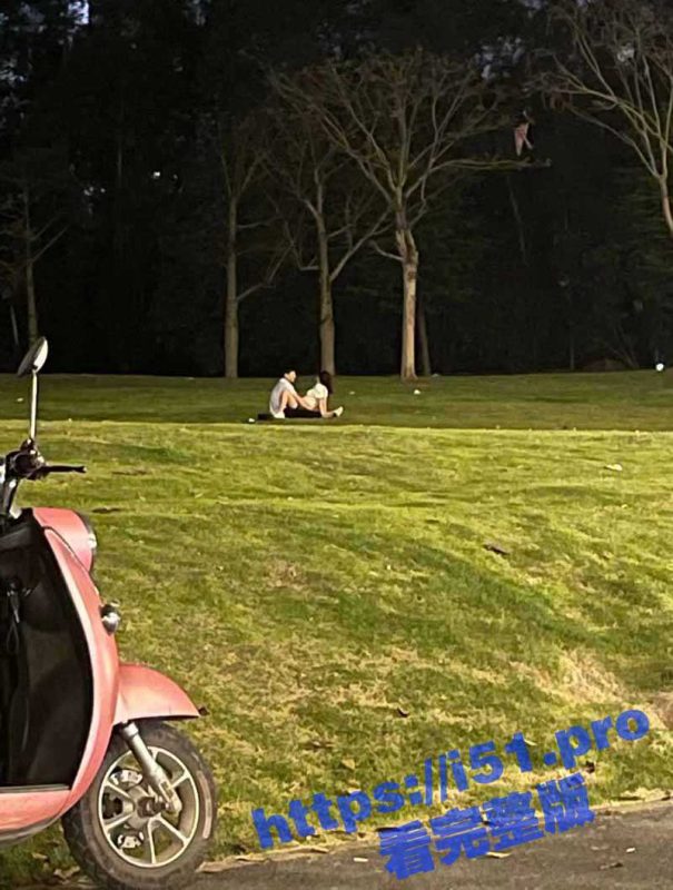 情侣公然在草地上做爱打炮 在学校直接上演活春宫图 女上男下玩的是真开放啊-51吃瓜网