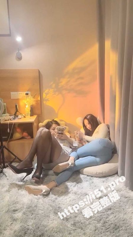 我的逼逼真的好痒受不了了 先操我 ！双飞极品高颜闺蜜  妹子骚逼摸了春药掰着粉穴求先操 被无套输出-51吃瓜网