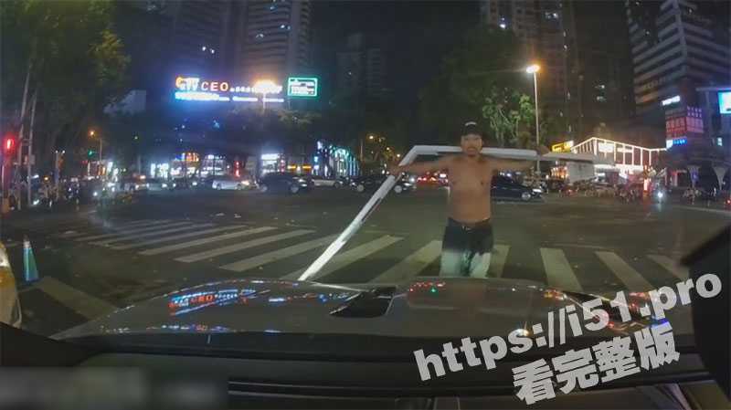 海南海口市 一名上身赤裸的男子 当街袭击行人及车辆 被多名外卖小哥制服 外卖小哥立大功了-51吃瓜网