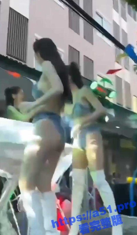 这到底是泼水节还是甩逼节？大长腿美女跳骚舞 把大哥都甩懵圈了！-51吃瓜网