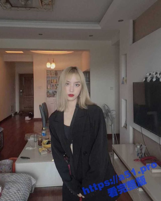 高颜值金短发反差婊学生妹 胡可煊 晚上在宿舍拉上床帘偷偷掰穴扣穴 各种角度尽情展示极品好身材-51吃瓜网