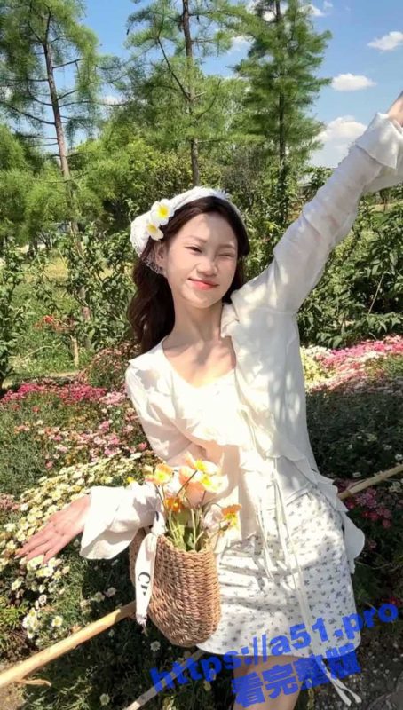 抖音网红主播 yeye椰椰 直播现场换衣服巨乳露奶 生过孩子下面还是那么粉！-51吃瓜网