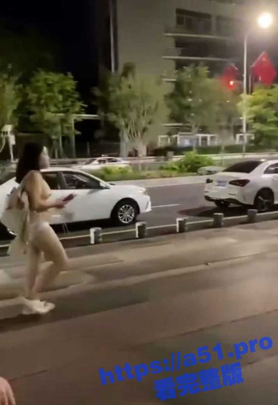 广东惠州 微胖社牛妹上身全裸露出巨乳 只穿内裤裸奔露出 对精神小伙比心放电!-51吃瓜网