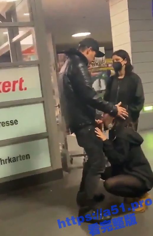 老外真会玩！机场下面商场公然口交 这是离别前的口爱吗？这三人什么到底什么关系？-51吃瓜网