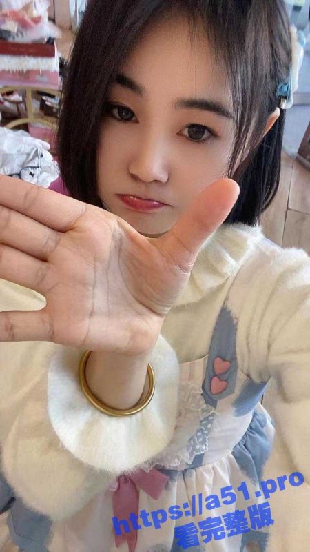 在约炮软件上约的一只小母狗 喜欢穿各种制服被后入 很会玩的一个妹子 身材颜值都是一流的-51吃瓜网