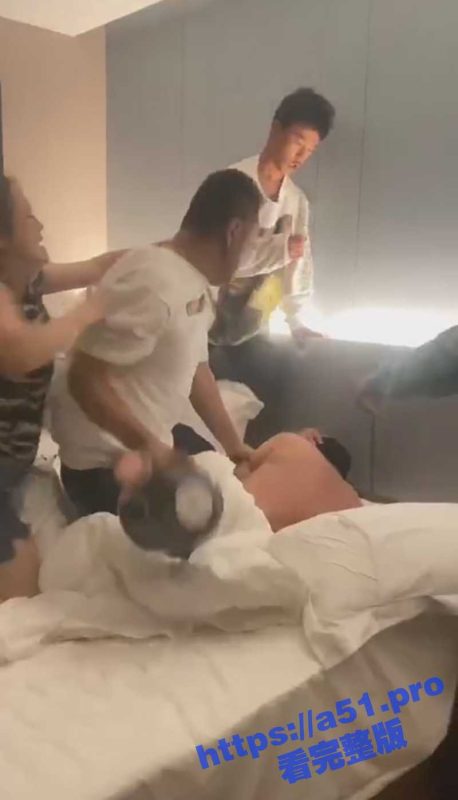 上阵父子兵！老子带着儿子去捉奸 对男小三一顿输出 出轨老婆誓死保护情人 这才是真感情！-51吃瓜网