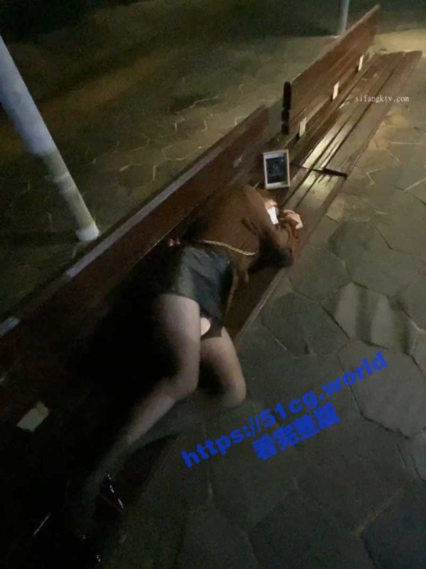 推特网红人妻 美杜莎 最新露出作品 黑丝酒吧门前被捡尸凌辱-51吃瓜网