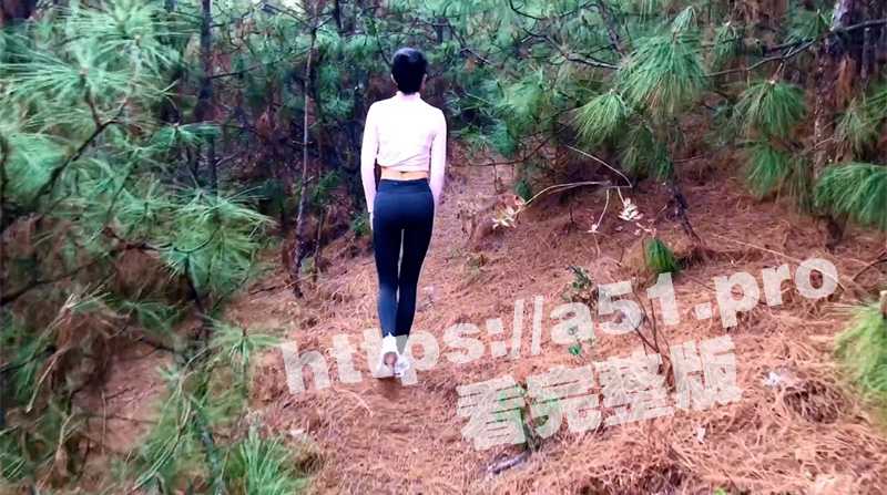 一对情侣周末去爬山 一时兴起居然爬到树上打炮 抱着树枝被后入 还真会选地方呢-51吃瓜网