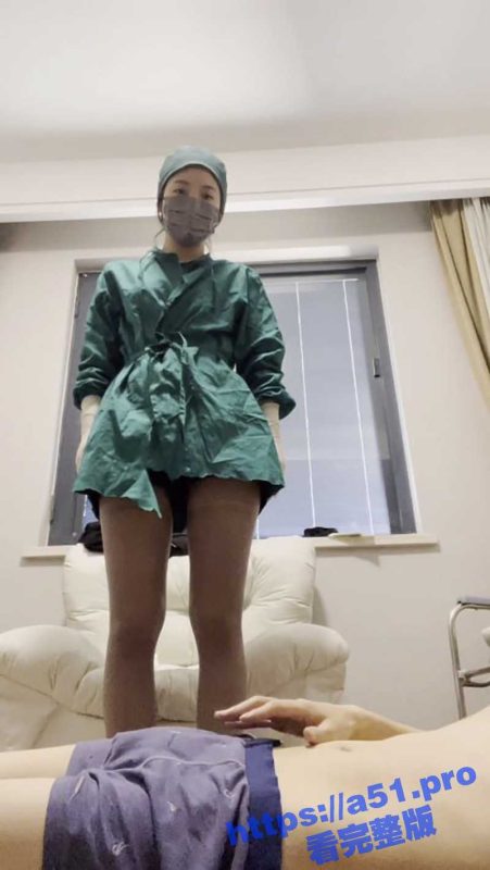 两个风骚女医生的榨精服务！两人一边研究鸡巴 一边对话讨论 过程非常的搞笑！-51吃瓜网