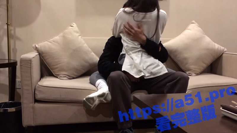 推特大神 YJFX 约操极品身材的美女同事 沙发上各种姿势啪啪 完美露脸 肌肉线条真是猛！-51吃瓜网