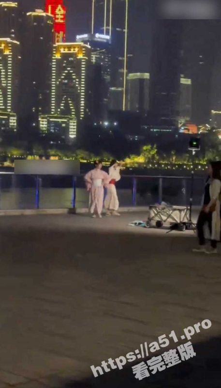 “不准走 间谍 快报警” 重庆南滨路博览馆门外 两名女子身穿和服跳舞引众怒 遭到市民的制止和谴责！-51吃瓜网