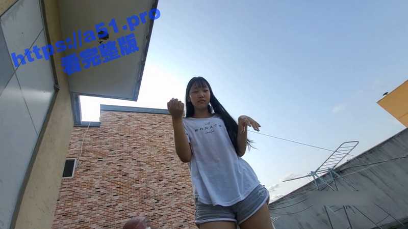 韩国极品小情侣为了寻求刺激大白天跑到楼顶天台上口交 妹子握着男友的鸡巴一顿舔 口水都拉丝了-51吃瓜网