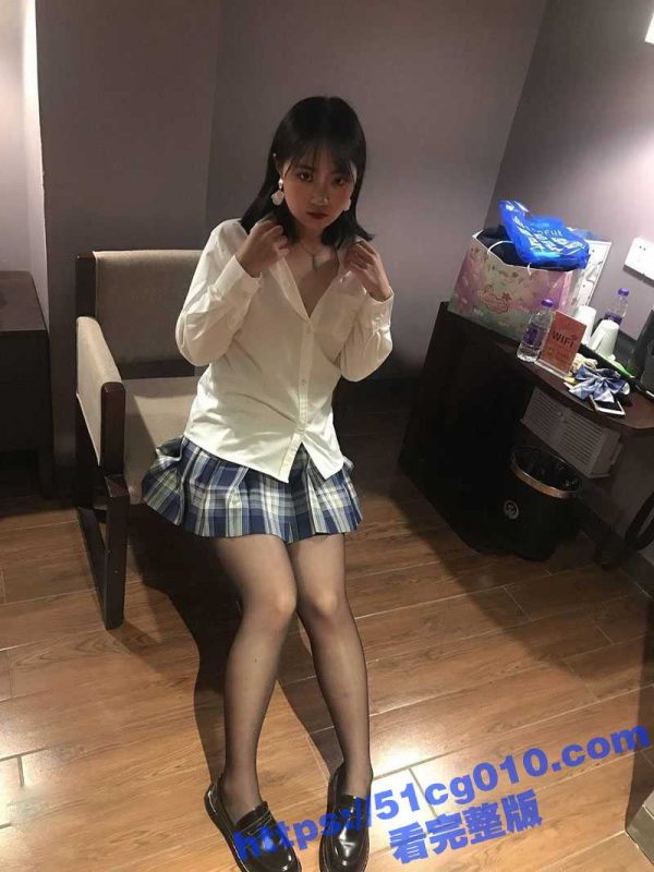 江苏港航极品骚货 蒋钊颖 超喜欢被潜规则 没人操的时候到处约炮 举着身份证被操的样子 实在是太骚了-51吃瓜网