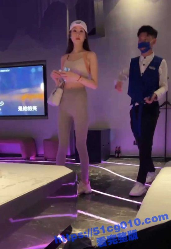 KTV淫乱现场合集！陪酒女主动上身扶着鸡巴插入骚穴 只为给金主更优质的服务！-51吃瓜网