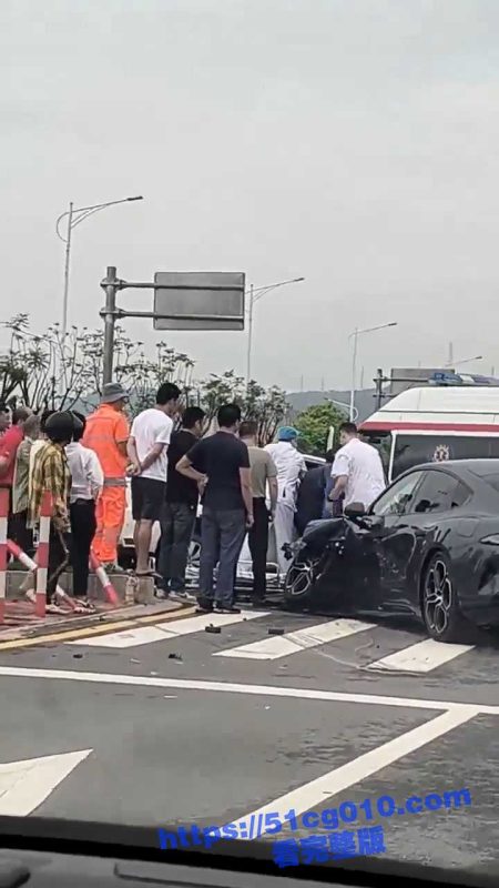小米SU7首撞丰田 两败俱伤 两辆车前轮都断轴了 这应该是xiaomi SU7 这么严重的首撞吧！-51吃瓜网