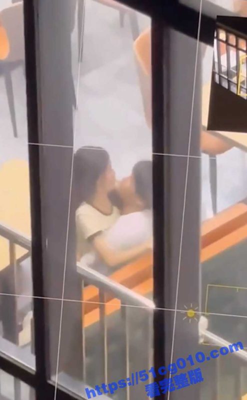 现在的大学生真开放 趁旁边没人偷偷吃屌 没想到被人偷拍 这下可真的出名了！-51吃瓜网