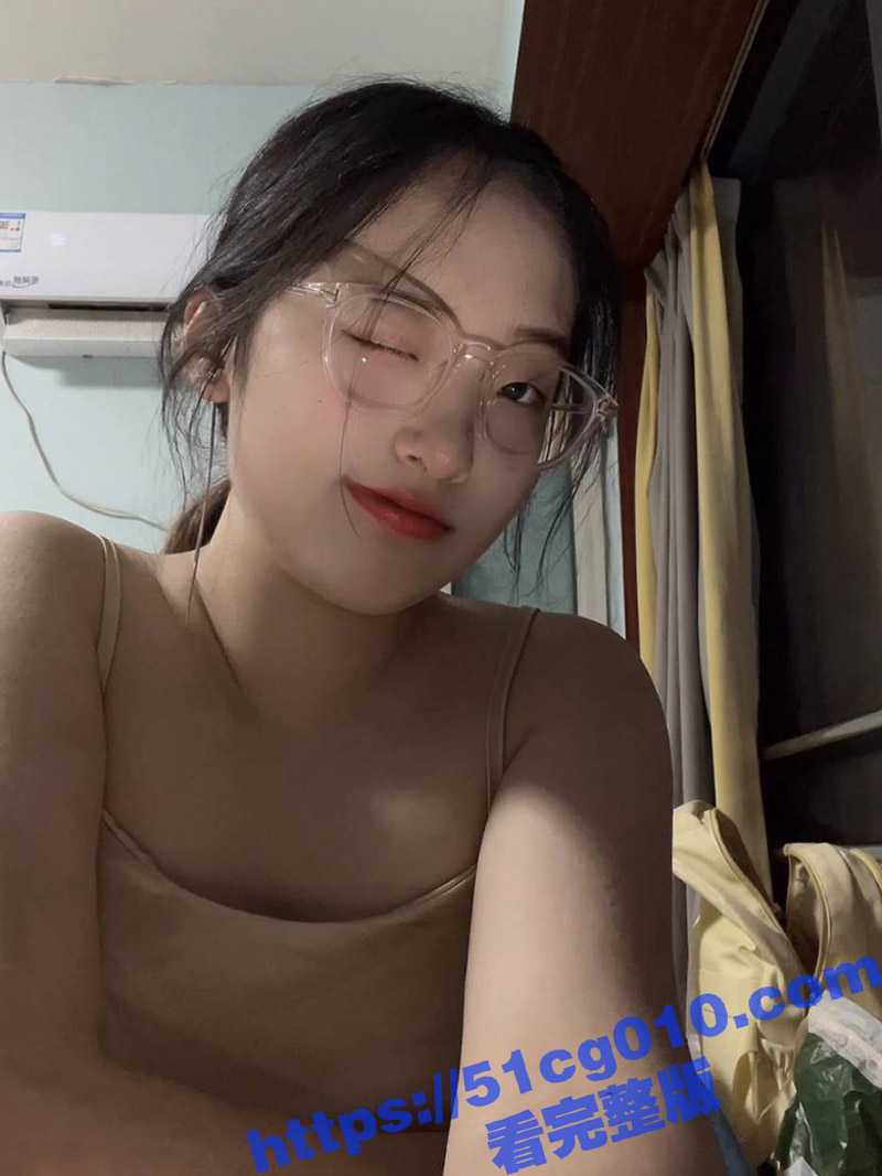 上海交通大学研一学生 背着男友在学校里偷人 只要鸡巴大长相无所谓 像狗一样跪在地上口爆吞精 - 51吃瓜网-51吃瓜网