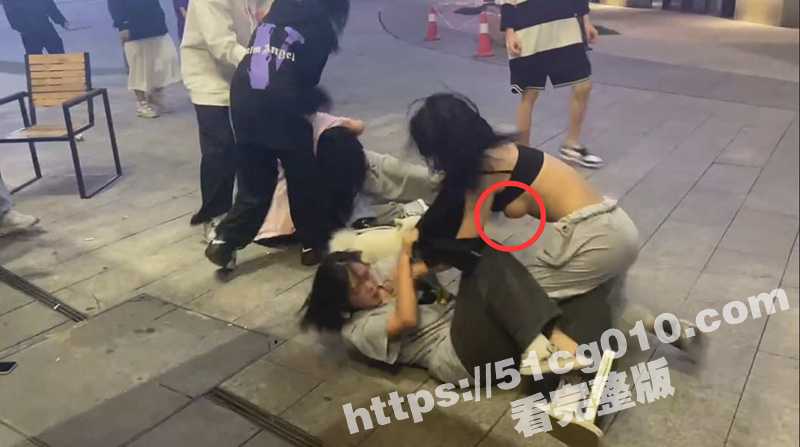 街斗女人撕逼大战 奶子都打出来了 小狗趁乱也上去咬了几口 这波MVP是狗子的！-51吃瓜网
