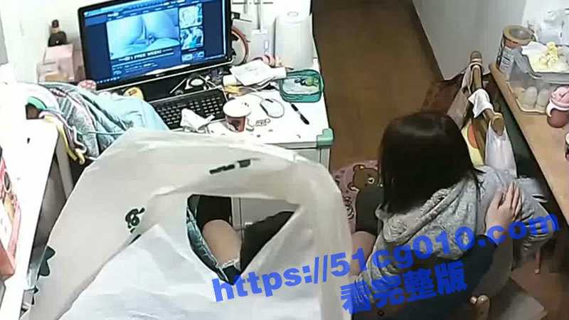 黑客破解家庭摄像头真实偷拍！知识分子夫妻在家一起看A片 兴致来了直接客厅打一炮回床上继续干！-51吃瓜网