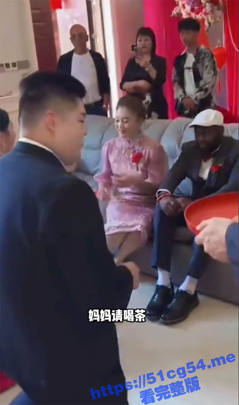 真是光宗耀祖！第一次见黑人当公公 这婆婆晚上玩的应该挺好吧！ - 51吃瓜网-51吃瓜网
