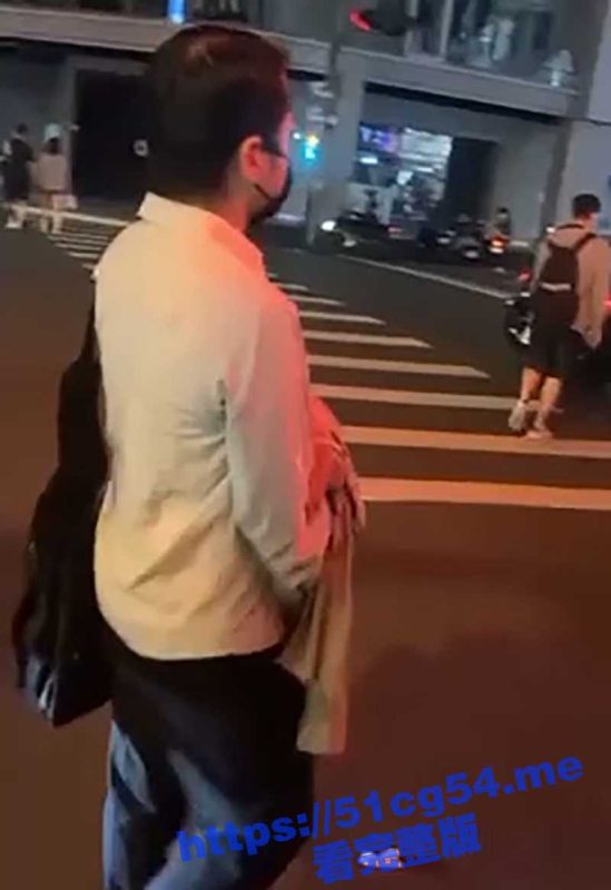 台湾台中国立一中科技大学 四眼仔当街看着美女打飞机撸屌 被路人拍摄曝光记录！-51吃瓜网