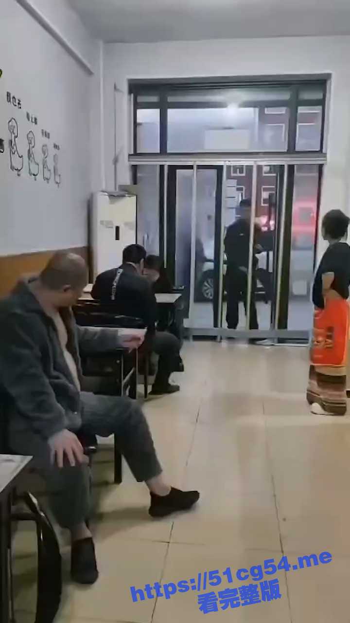 河北保定醉汉砸店 警察来了竟然还敢袭警 喝点酒不知道自己是谁了是吧！ - 51吃瓜网-51吃瓜网
