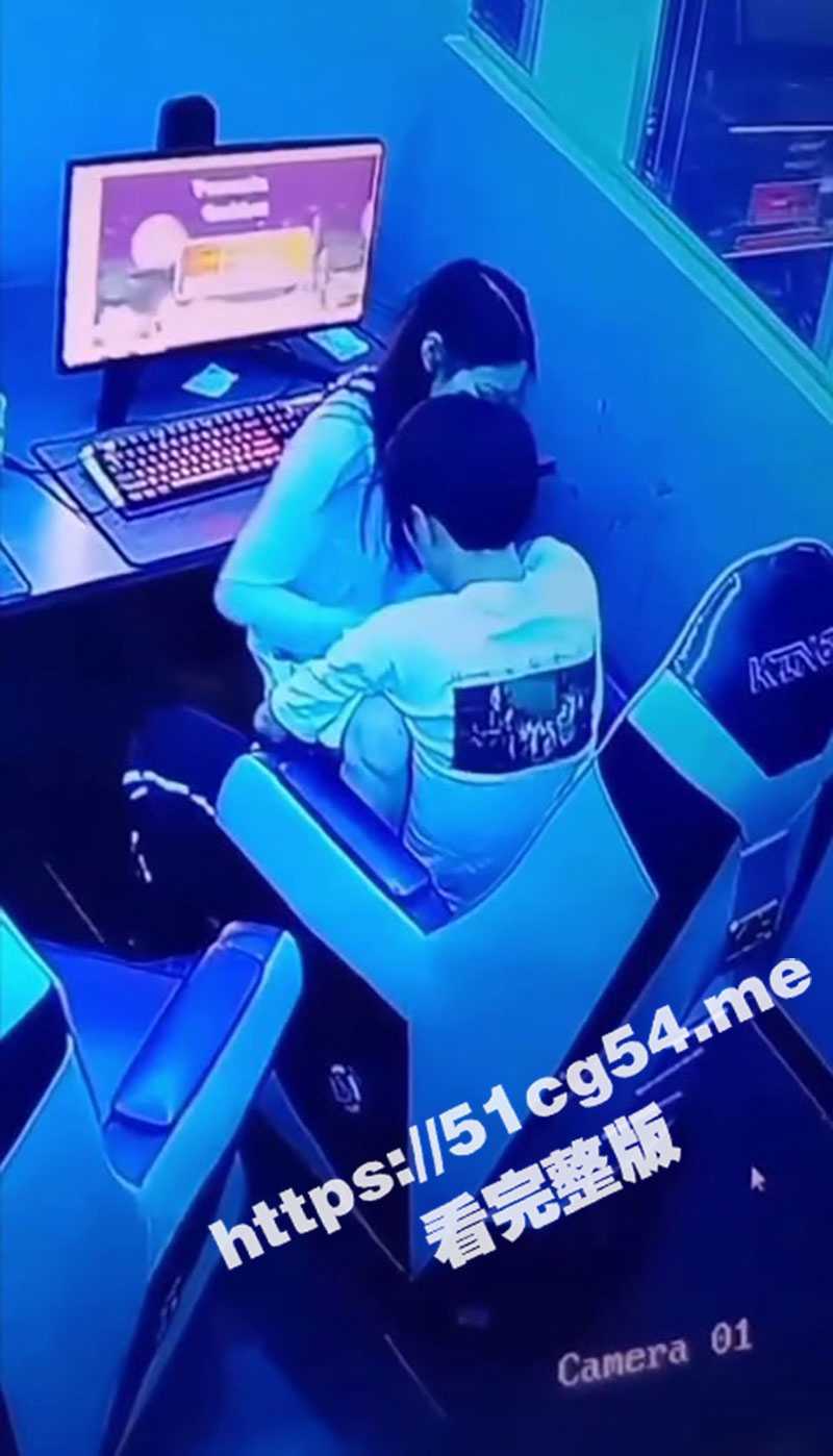 网吧果然是约炮圣地！又有小情侣耐不住寂寞 在网吧当众开干 女生骑在男的身上疯狂蠕动 表情太销魂 - 51吃瓜网-51吃瓜网