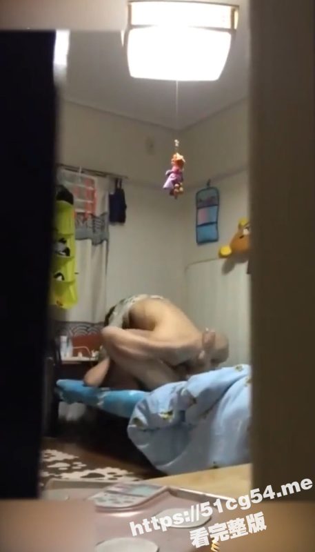 半夜被隔壁同居情侣呻吟声吵醒 偷偷拨开窗帘偷窥他俩做爱真想参与进去！-51吃瓜网