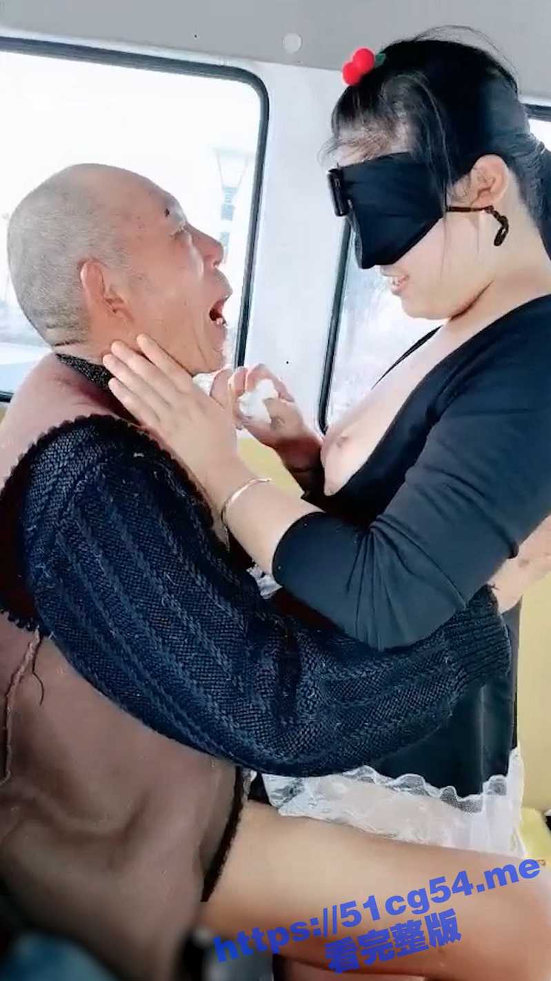 肉感母狗爱吃鸡 勾引大爷玩3P！国产主播带着闺蜜外出勾引老头 这就是老头快乐屋吗？ - 51吃瓜网-51吃瓜网
