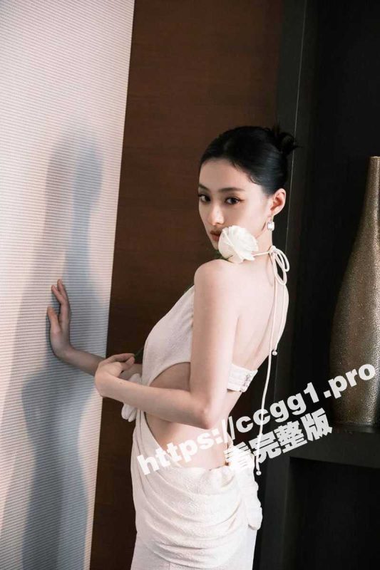 娱乐圈当红小花 胡连馨 23岁气质女神20分钟不雅裸聊片疯传 尺度超大惊呆吃瓜群众 女星也会自己扣小逼逼-51吃瓜网