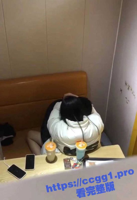 冒死偷拍！极品年轻小情侣性瘾犯了直接在饭店包厢里开始操逼！谁的青春不疯狂！-51吃瓜网