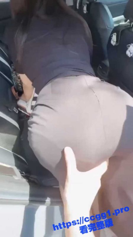 太卷了啊！汽车销售为卖汽车主打擦边 这到底是卖车还是卖逼啊？这女销售的身材也太完美了吧！-51吃瓜网