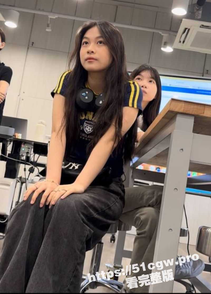 二十年专业舔狗老哥偷拍自己的校园女神 还用Ai换脸做了一个视频 天天对着女神打飞机！ - 51吃瓜网-51吃瓜网