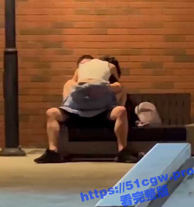 湾湾上演活春宫 基隆港微笑步道一对情侣忘情相拥 激情爱抚之后 女上男下当众嘿咻 画面被曝光 - 51吃瓜网-51吃瓜网