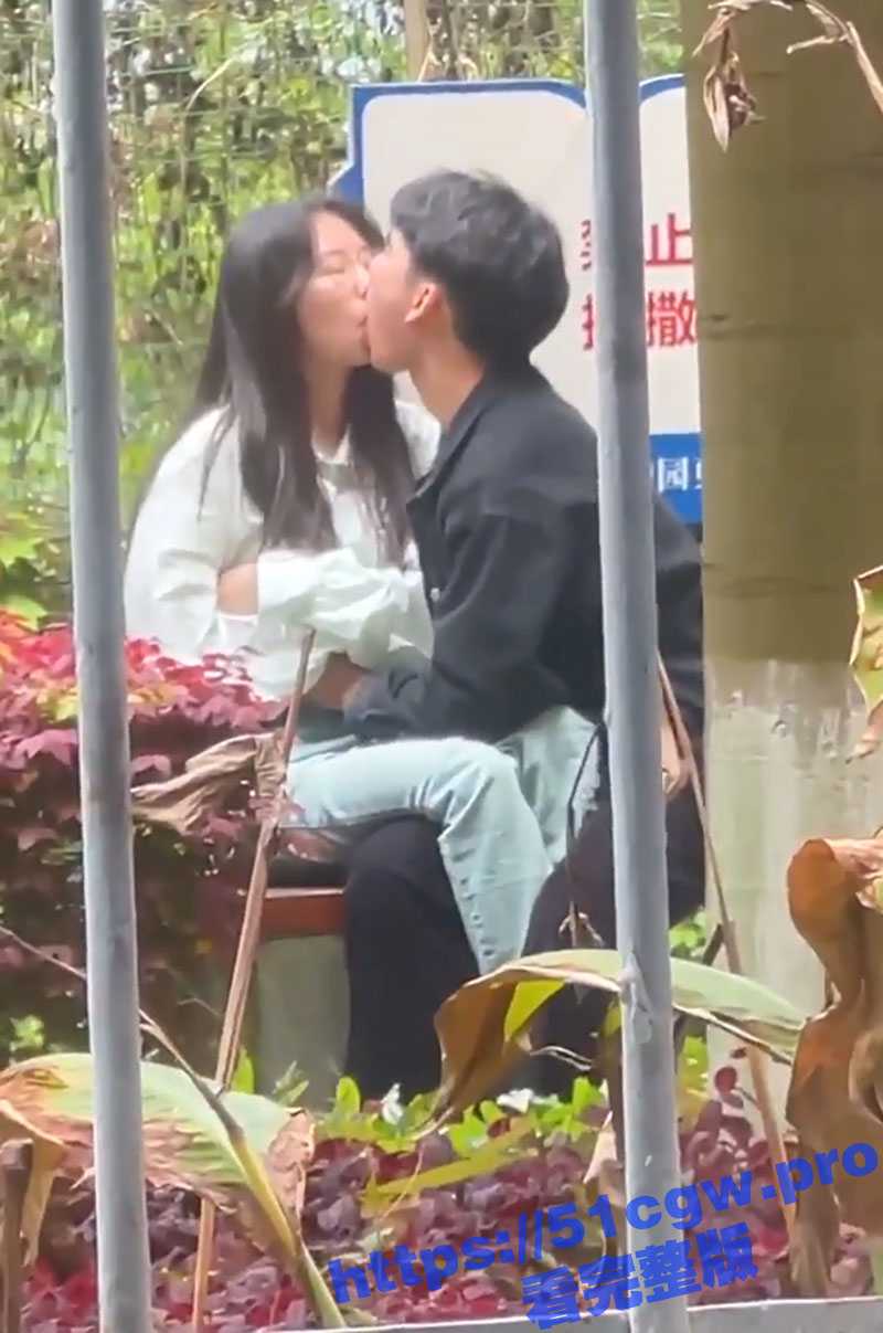 现在的情侣摸奶都不看场合了嘛?实拍情侣户外和地铁摸奶 现在的女孩子真开放啊 - 51吃瓜网-51吃瓜网