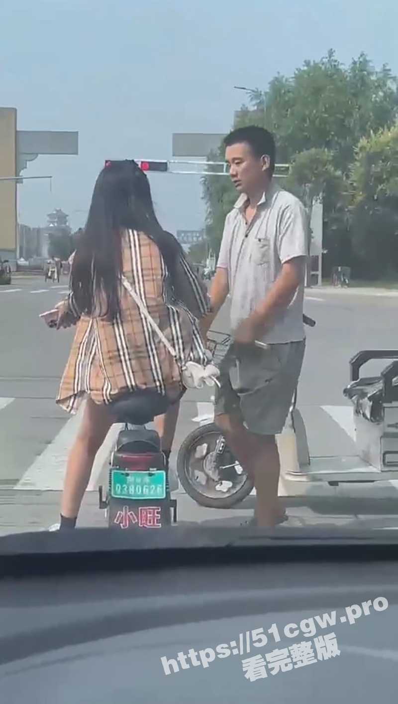 变态男当街拦路小姐姐索要袜子 第二个小姐姐不给还不让走 闻一闻真是提神醒脑啊！ - 51吃瓜网-51吃瓜网