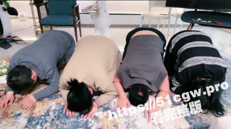 长见识了！一男子带着全家老小给女主人过生日 老婆儿子女儿全带过来给女主人调教 吃口水舔鞋底-51吃瓜网