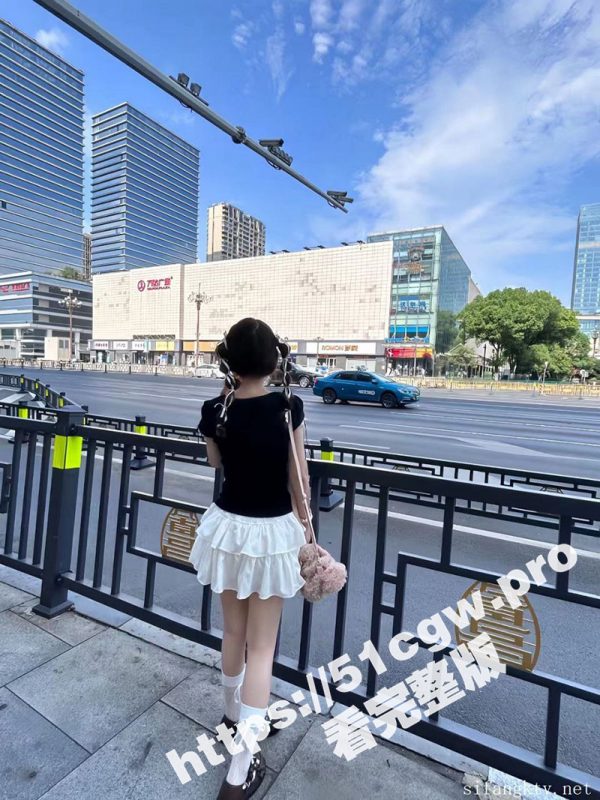 推特约炮大神 乾隆下江南 抖音上的约的极品嫩妹 带到酒店掀开内裤插入 妹子一边挨操一边和闺蜜打电话-51吃瓜网