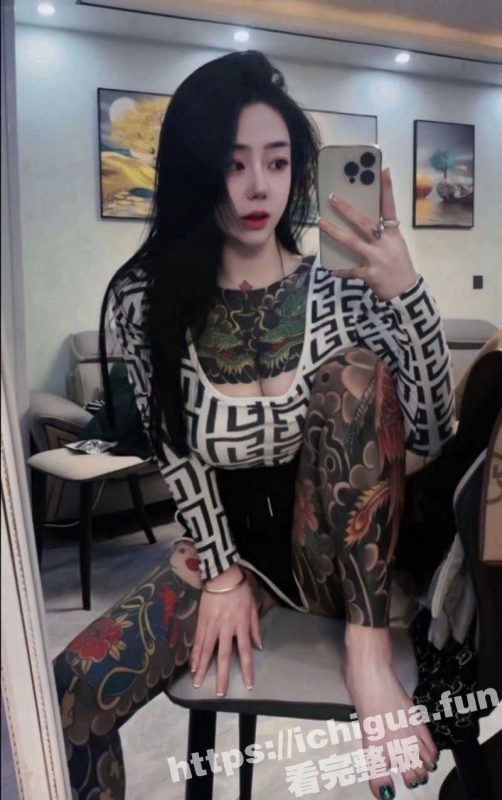 通体纹身的社会大嫂 大奶翘臀高颜值 除了奶子全身都是纹身 这和穿衣服有什么区别-51吃瓜网