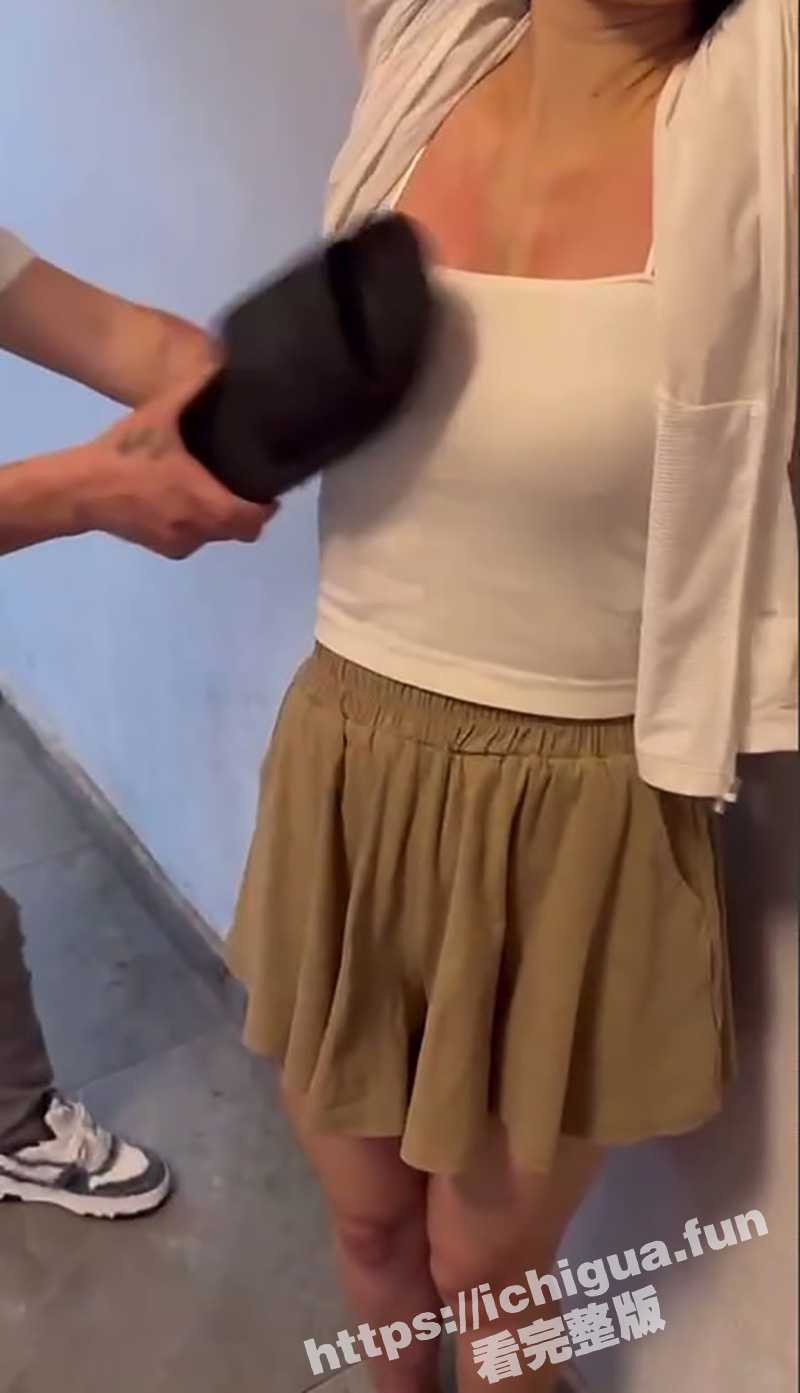 这些人也太狠了 拿着脱鞋疯狂扇女孩的奶子 妹子都被打哭了也不停手! - 51吃瓜网-51吃瓜网