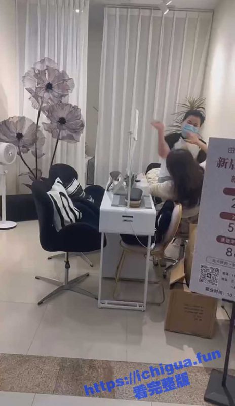 捉小三现场！美甲店老板娘偷情闺蜜老公被找上门 直接在商场大打出手！-51吃瓜网