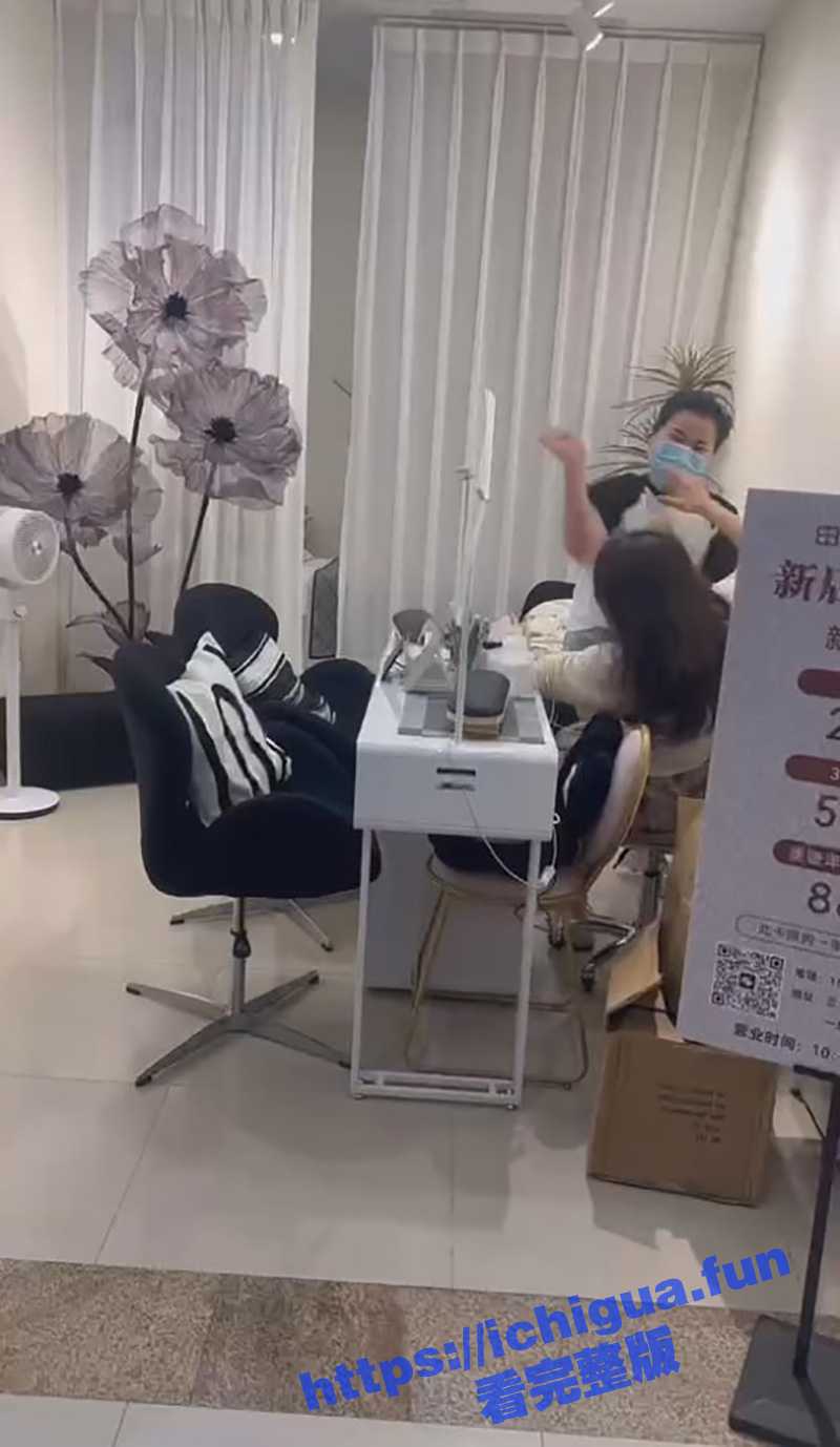 捉小三现场!美甲店老板娘偷情闺蜜老公被找上门 直接在商场大打出手! - 51吃瓜网-51吃瓜网