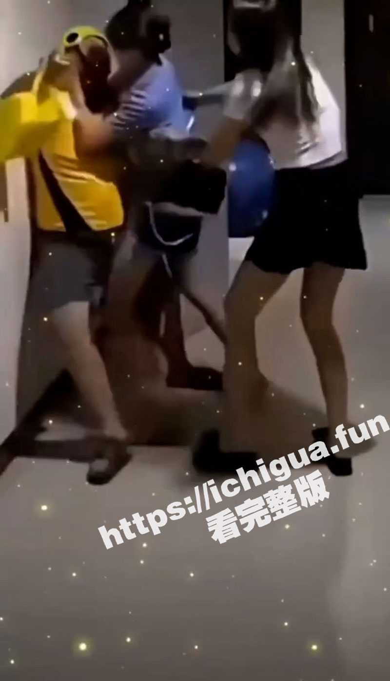 外卖小哥被两个禽兽女子非礼 小哥奋力抵抗!!又要骗老子去送外卖?卧槽!! - 51吃瓜网-51吃瓜网