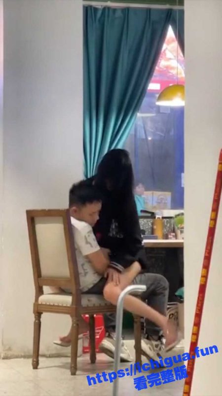 请你不要到处扣扣！广西年轻情侣在饭店大堂公然开抠 完全不分地点不分场合！-51吃瓜网