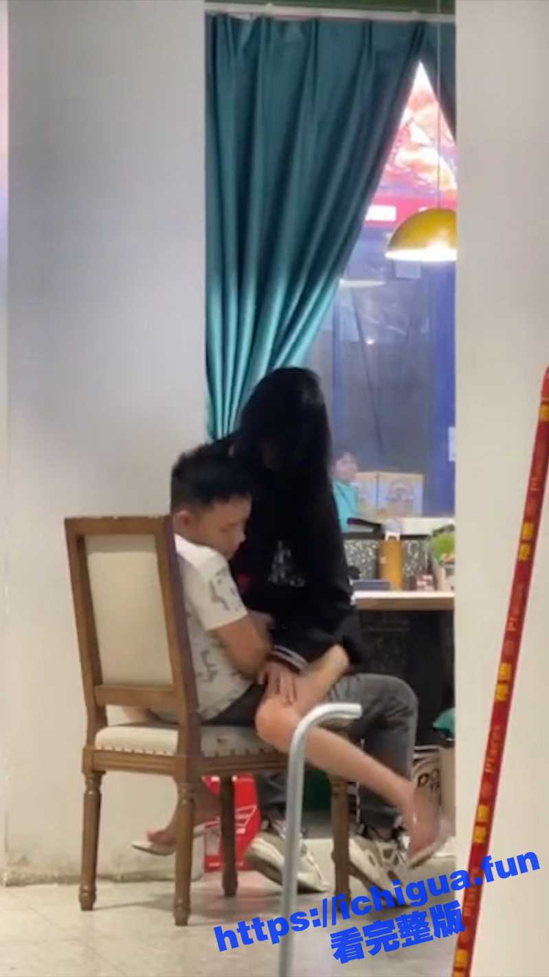 请你不要到处扣扣!广西年轻情侣在饭店大堂公然开抠 完全不分地点不分场合! - 51吃瓜网-51吃瓜网