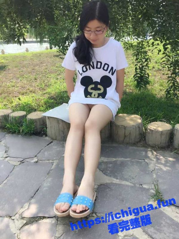 汕头的人妻 包燕 背着老公在野外释放天性 大胆露出 与炮友酒店3P激战被曝光！-51吃瓜网