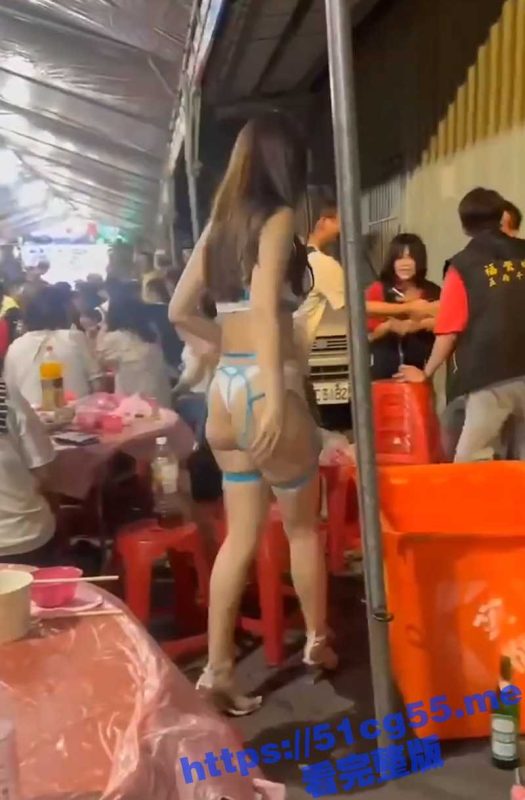 这才是大孝子啊 台湾老人过60大寿 儿子竟然找来性感台妹跳舞 这台妹身材的确诱人 前凸后翘超级诱惑-51吃瓜网