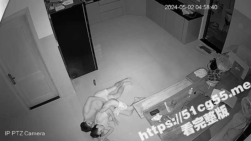 夫妻俩寻刺激在厨房地板做爱 被房间出来准备上厕所的女儿撞到 当场社死尴尬的缩回房间-51吃瓜网