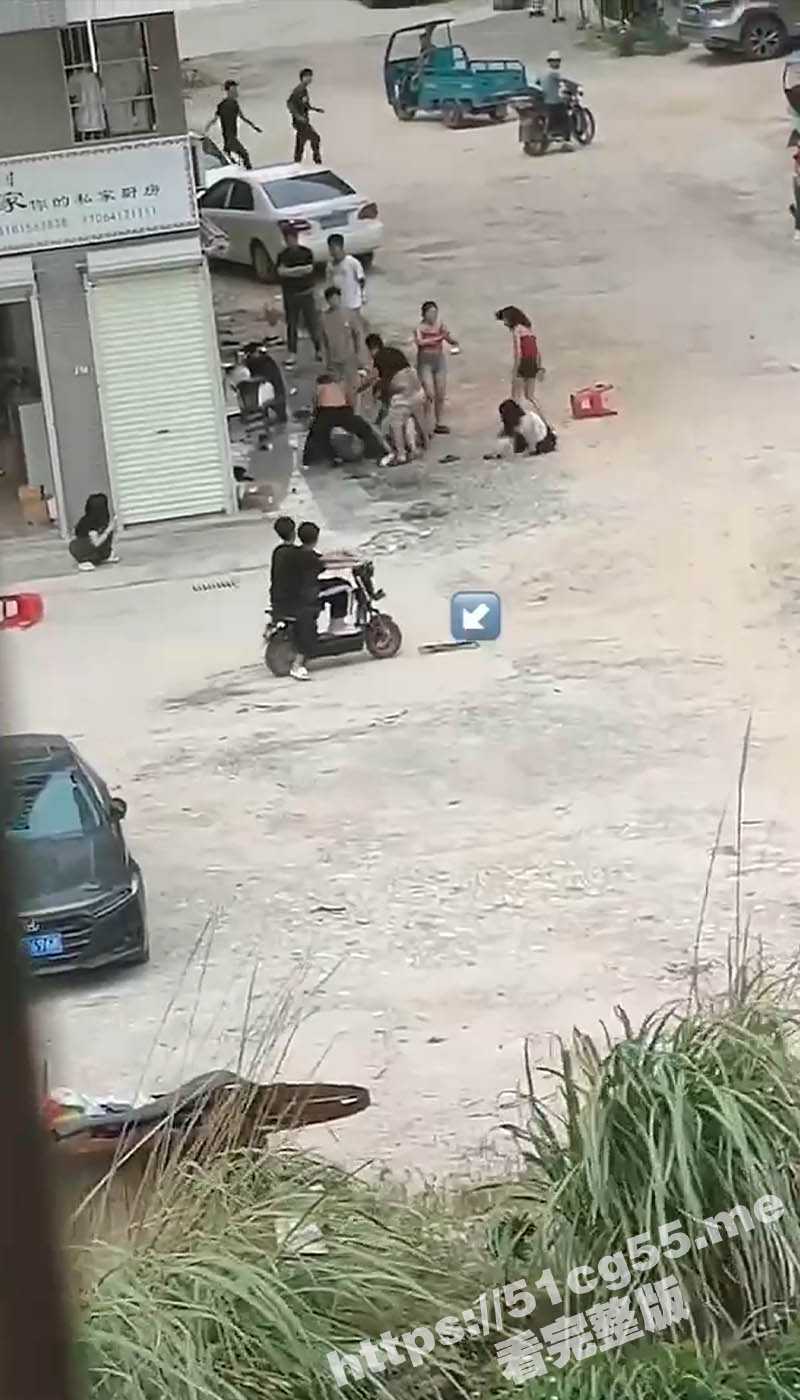 今日份笑点!一边是男女混战 一边是看热闹的电动车卡在路里抢镜 我两只眼睛都看不过来了! - 51吃瓜网-51吃瓜网