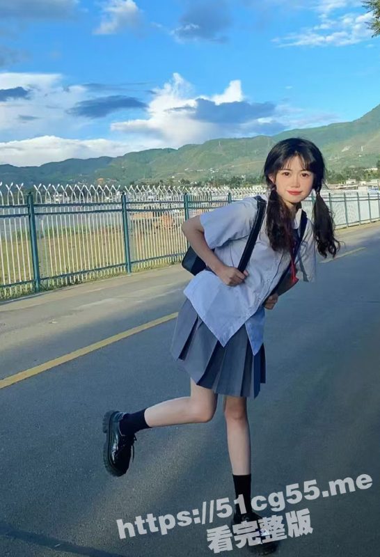 JK短裙白丝嫩妹为了赚钱下海兼职约炮！任由大叔一边操逼一边拍嫩穴 把妹子操的不停喷水！-51吃瓜网